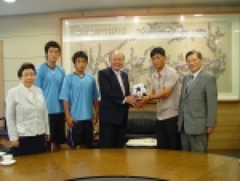 호남대(총장 이수일) 축구부가 '전국 하계 1, 2학년 축구대회' 우승으로 1일 오후 4시 박광태 광주시장에게 우승 기념 싸인볼을 증정했다.