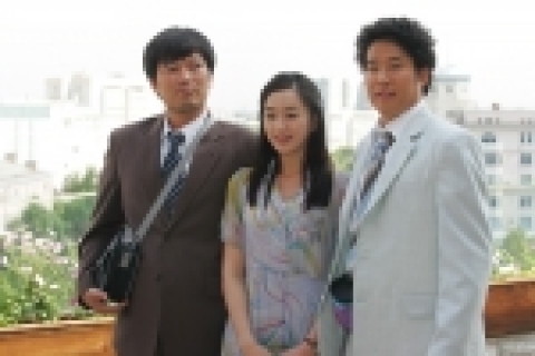 외로움에 사무친 두 시골 노총각과 현지 통역관의 우즈벡 맞선 대장정을 그린 영화 <나의 결혼원정기>