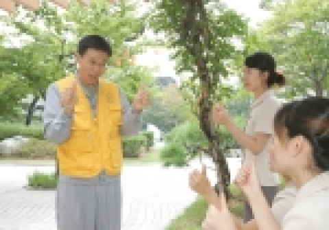 수화동아리를 이끌며 8년 넘게 봉사활동을 펼치고 있는 현대중공업 장무식 과장은 올 여름휴가도 장애인들을 위한 봉사활동으로 보낼 계획이다. 사진은 동료들에게 수화를 가르쳐 주고 있는 장 과장.