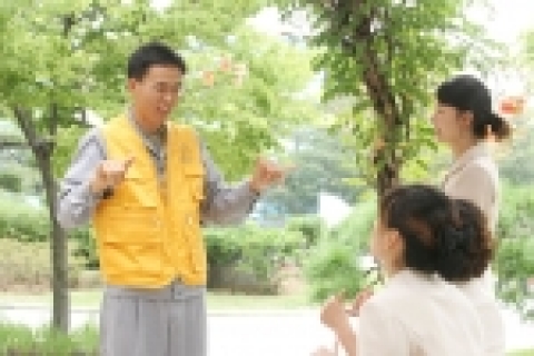 수화동아리를 이끌며 8년 넘게 봉사활동을 펼치고 있는 현대중공업 장무식 과장은 올 여름휴가도 장애인들을 위한 봉사활동으로 보낼 계획이다. 사진은 동료들에게 수화를 가르쳐 주고 있는 장 과장.