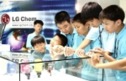 LG화학(대표 盧岐鎬,www.lgchem.co.kr)이 여름방학을 맞아 임직원 자녀를 대상으로 ‘주니어 혁신캠프’, ‘화학캠프’, ‘어학교실’ 등 다양한 프로그램을 진행한다.