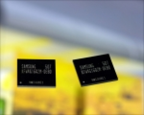 `04년말 개발한 1Gb 원낸드 4개를 수직 4단으로 적층한 제품