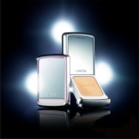 라네즈(LANEIGE)에서 미끄러지듯 열리는 새로운 개념의 팩트인 슬라이딩 팩트를 출시했다.