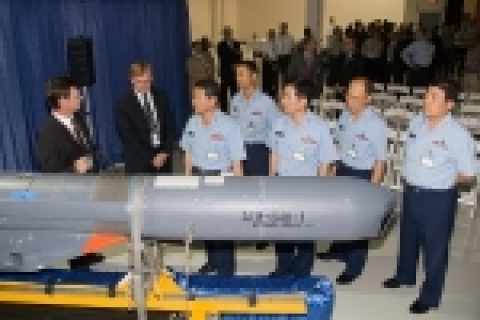 보잉社의 장거리 공대지 미사일인 SLAM-ER (Standoff Land Attack Missile-Expanded Response) 미사일 시스템이 미국 외 다른 국가에 판매되는 경우는 한국이 최초이다. 한국은 SLAM-ER 무기 시스템을 올 가을에 인도되는 F-15K 전투기에 장착할 예정이다.