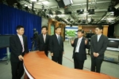 SK C&C 윤석경 사진(사진 가운데)이 농협 방송국을 참관하고 방송국에 대한 설명을 듣고 있다