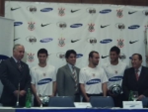 삼성전자가 브라질 최고명문 축구클럽 '꼬린치안스(Corinthians)'와 2년간 공식 후원계약을 체결했다. 브라질 상파울루 힐튼호텔에서 열린 계약체결 행사에서 조세 로베르토 깜포스(Jose Roberto Campos) 삼성전자 브라질 법인 상무(왼쪽), '꼬린치안스'의 실질적 구단주인 키아 조라비치안(Kia Joorabchian) 회장(왼쪽 세번째) 등이 참석했다.