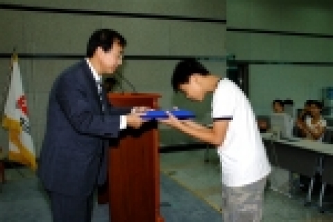 한화증권 최창원 상무가 결연아동에게 장학금을 전달하는 모습