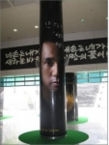 월드컵경기장역에는 세계적인 스포츠 브랜드 나이키와 함께 고급스럽고도 역동적인 스포츠 관련 이미지를 부각시킨 광고에는 박지성, 이승엽 등 유명 스포츠 스타들의 얼굴도 그려져 있어 친근한 느낌을 준다.