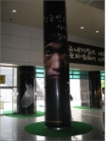 서울시도시철도공사 6호선 월드컵경기장역에 이색 광고가 등장했다.역동적인 스포츠 관련 이미지를 부각시킨 광고에 등장한 박지성의 얼굴