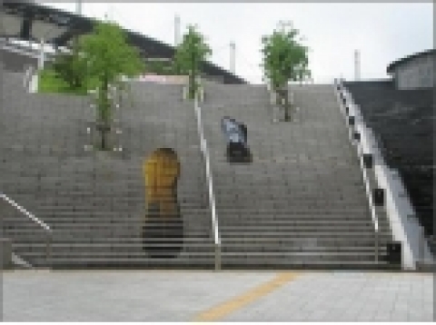 서울시도시철도공사 6호선 월드컵경기장역 청소년 광장 주변 계단에는 거인의 발자국 같은 커다란 발모양 그림이 그려져 있어 신비스러움과 흥미를 자아낸다.