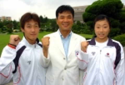 충남대 전덕형(체육교육과 3)군과 ‘기계체조 새 영웅’ 진달래(체육교육과 1)양이 8월 11일부터 21일까지 터키 이즈미르에서 열리는 2005 하계 유니버시아드 경기대회에서 금메달 사냥에 나선다.