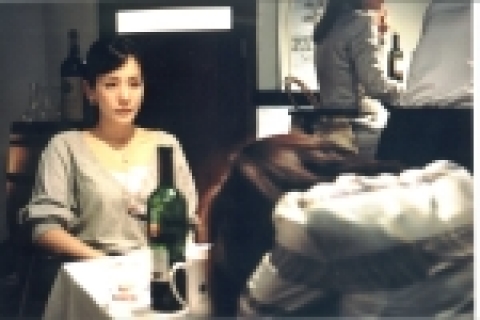 극중 ‘조인영’역에 몰입하고 있는 김정은은 <사랑니> 촬영 중 실제 음주 연기를 펼쳤다.