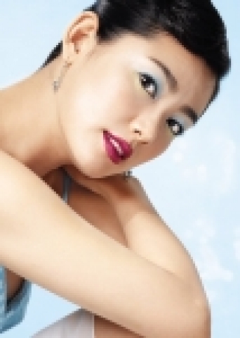 ‘Time of Passion’ 에서는 섹시한 와인 립스틱으로 여성스럽고 섹시한 입술을 강조하고, 부드러움과 자연스러움이 돋보이는 블루 컬러와 파스텔 옐로우 컬러를 이용하여 눈 전체에 또렷하면서도 은은한 인상을 연출.