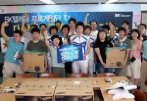 T1 프로게임단의 임요환 선수가 대안학교 '별'의 학생들에게 PC를 전달하는 모습