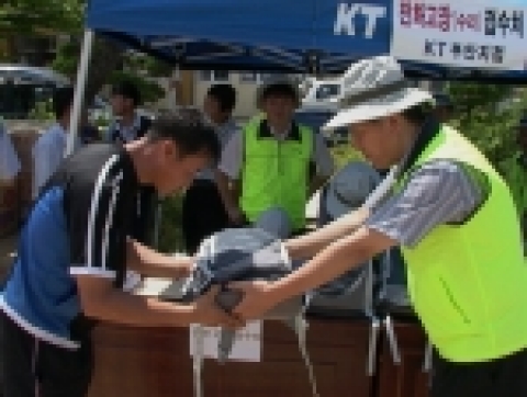 KT 전북본부 사랑의 봉사단은 지난 3일 기상관측 사상 최고의 강우량을 기록한 전북지역의 수해현장을 찾아 봉사활동을 펼쳤다