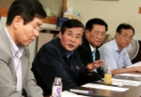 노동부 장관은 ‘05.8.4 오전 11시에 동 단체를 방문하여 시설을 견학한 후 사회적일자리 참여자 및 수혜아동 등과 대화를 나누며 애로사항을 청취하고 격려하는 시간을 가졌다.