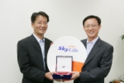 무궁화 위성 발사 10년을 맞아 KT 위성통신팀 김성중 상무(오른쪽)가 1990년 3월 전국민 대상 명칭 공모에 "무궁화"라는 이름으로 당선한 장진석씨(44세, 포항, 회사원)에게 감사패와 함께 "위성방송 10년 무료 이용권"을 증정하고 있다.