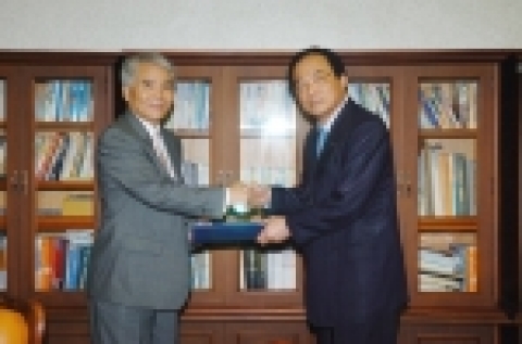 김주훈 조선대학교 총장은 8월 4일 오전 10시 40분 총장실에서 임기가 만료된 신인현 제18대 교수평의회 의장에게 감사패를 전달했다.