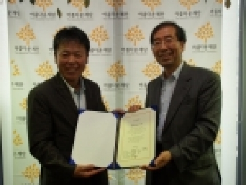 기금조성 협약식(왼쪽부터 엄홍길 대장, 아름다운재단 박원순 상임이사)