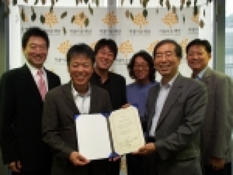 엄홍길 대장과 함께 희망원정대로 등반에 참여하고 기금모금에 함께한 이들 (왼쪽부터 지오인터랙티브 김병기 대표, 엄홍길 대장, 엔틱스소프트(주) 박진환 대표, 김우영 사진작가, 아름다운재단 박원순 상임이사, 한국방송 김태민 환경과학팀장)