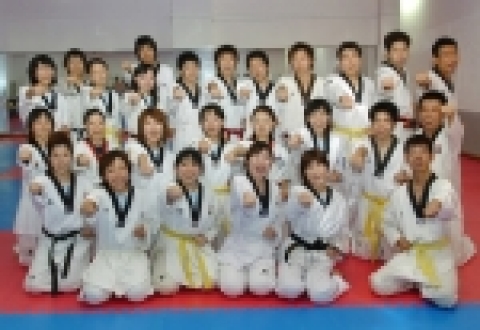 조선대학교가 일본 대학생들을 대상으로 개설한 2005 한국문화체험 프로그램 참가학생들이 8월 4일 오후 2시 체육대학 태권도연습실에서 한국의 국기인 태권도를 익히는 시간을 가졌다.