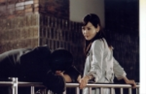 서른 살의 여자 ‘조인영’이 어느 날 첫사랑을 똑같이 닮은 17살 남자를 만나 다시 그 설레는 사랑을 만들어 가는 이야기 <사랑니>