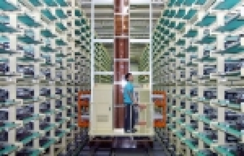 LG전자 구미 PDP 공장에서 휴가기간에 출근한 직원이 다음 공정을 위해 수많은 PDP 패널을 크레인으로 옮기고 있다.