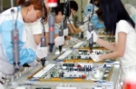 휴가기간에 출근한 LG전자 구미 PDP 모듈공장 직원들이 PDP 패널에 기판 작업을 하고 있다.