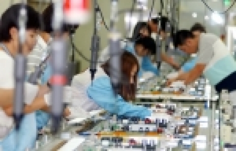 휴가기간에 출근한 LG전자 구미 PDP 모듈공장 직원들이 PDP 패널에 기판 작업을 하고 있다.