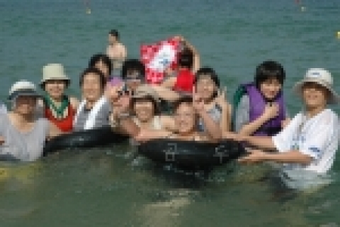 지난 4일부터 강원도 고성군 명파리 해수욕장에서 개최된 삼성생명「비추미 3세대 초록 여름봉사캠프」에 참가한 학생들이 독거노인들과 함께 물놀이를 하는 모습