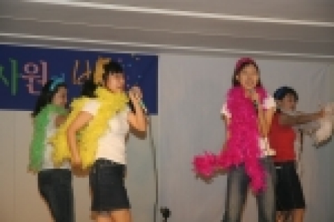 신입사원들이 장기자랑에서 자신들의 끼를 맘껏 발휘하며 참가자들에게 즐거움을 안겨주었다.