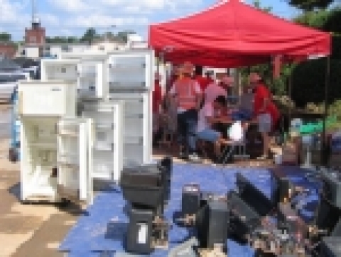 LG전자가 기록적인 국지성 폭우로 수해를 입은 전북 부안면 줄포면에서 20여명을 투입해 긴급 수해 복구 서비스 활동을 펼치고 있다.