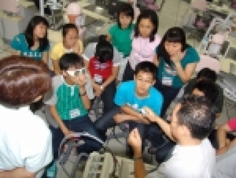 조선대학교 치의공인력사업단(단장 강동완 치과대학장)이 광주 및 전남지역 중고등학생을 대상으로 개설한 치과의료 체험캠프에 참가한 학생들이 8월 5일 오전 치과대학 2층 실습실에서 레이저 실습을 하고 있다.