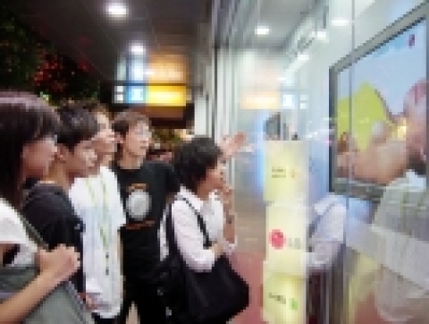 홍콩 최대 가전유통사 FORTRESS에 설치된 'LG 디스플레이 특별관'이 PDP TV/LCD TV로 소비자들의 이목을 끌고 있다.