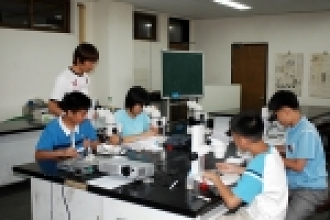 전북대학교 “Science X-Camp”가 8월 3일부터 5일까지 3일간 전주시 소재 중학교 1, 2학년 36명이 참가한 가운데 자연대 및 공동실험실습관 실험실 곳곳에서 열렸다.
