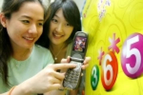 LG텔레콤(사장 南 鏞 / www.lgtelecom.com)은 우수 콘텐츠를 365일맘껏 체험할 수 있는 **365(스타스타365)서비스를 제공한다고 8일 밝혔다. 사진은 LG텔레콤 고객이 **365(스타스타365)서비스를 통해 게임을 다운받고 있는 모습.