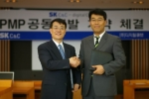 SK C&C와 디지털큐브는 PMP 신제품 공동개발 및 공급에 관한 계약을 체결하고 PMP 시장 공략에 나선다고 8일 밝혔다. 사진은 SK C&C 전략사업본부장 조재수 전무 (사진 왼쪽)와 디지털큐브 손국일 대표이사가 계약 체결 후 기념사진을 찍는 모습