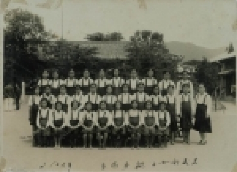 전남 구례군 광의면의 여자 정신대원 모습. 대원들은 모두 초등학교 여학생들로 보인다. 학교에서는 대부분 교장이 교사들에게 학생선발을 요구하였는데 선발방식은 서울에서는 ‘지원방식’을 지방에서는 ‘지명방식’(가난하고 체격이 좋은 학생 중심)을 많이 썼다고 한다. 당시 교사들은 11∼12세 소년들에게 일본에 가면 조선에서는 들어가기 어려운 상급학교에 진학시켜 준다거나 배불리 먹고 영화관에도 갈 수 있다고 회유했다고 한다. 이들 정신대원 가운데 일부는 시모노세키 등에서 종국위안부로 차출되기도 하였다.