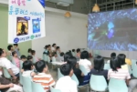 지난 주말 더위로 인해 잠못들었던 고객들이 홈플러스 부천소사점(부천시 소사구 괴안동 소재)을 방문하여 무료로 마련된 인기영화 &#039;니모를 찾아서&#039;를 가족과 함께 감상했다.