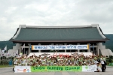 SK텔레콤은 815명의 고객 자원봉사단 Sunny가 『2005 Sunnt Camp』에서, 3만여 송이의 무궁화로 태극기를 만들어 독립기념관에 기증하였다고 밝혔다. 사진은 8일 있었던 태극기 조형물 기증 장면.