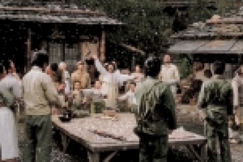 1950년, 전쟁의 포화도 비껴간 ‘동막골’에서 국군, 인민군, 미군이 만나 벌이는 가장 위대한 작전을 그리는 영화 &lt;웰컴 투 동막골&gt;