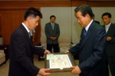 경상북도는 이달의 우수기업(7월)으로 구미시 소재 (주)폭스(대표이사 허규성, 40세)를 선정 표창하였다