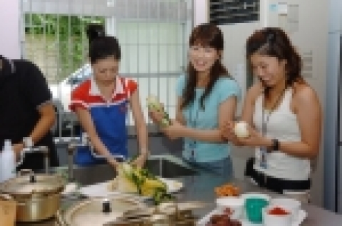 조선대학교가 일본 대학생들을 대상으로 개설한 2005 한국문화체험 프로그램 참가학생들이 8월 8일 오후 2시 실습조리실에서 실제로 김치를 담그며 즐거운 시간을 보냈다.