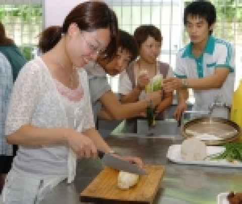 조선대학교가 일본 대학생들을 대상으로 개설한 2005 한국문화체험 프로그램 참가학생들이 8월 8일 오후 2시 실습조리실에서 실제로 김치를 담그며 즐거운 시간을 보냈다.