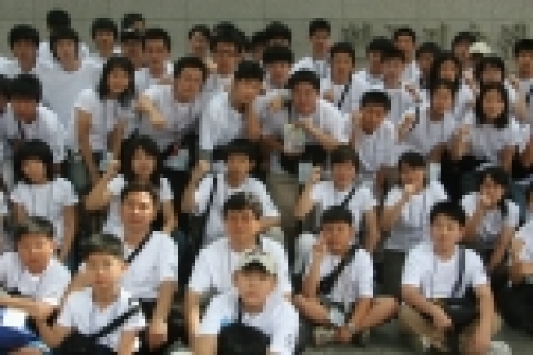 산업자원부와 산업기술재단이 함께하는 청소년 산업기술체험캠프에 참가하는 아이들과 선생님이 화이팅을 외치고 있다.