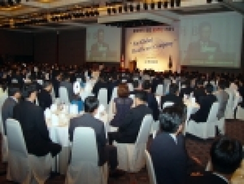 중외제약(대표 이경하)이 지난 8일 창립 60주년을 맞아 이종호 회장을 비롯한 관계사 사장단과 주임 이상 임직원 600여 명이 참석한 가운데 밀레니엄 힐튼 호텔에서 자체 기념식을 