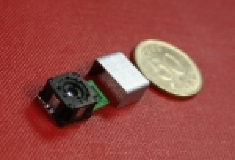 LG이노텍이 세계 최초로 개발에 성공한 6.4mm 초소형 200만화소 AF 카메라 모듈(CMOS)