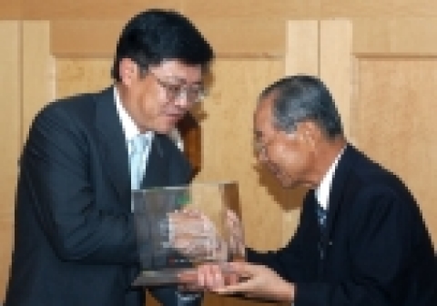 9일 강신호 전경련 회장(오른쪽)은 이달 19일에 이임 할 리빈 주한 중국대사(왼쪽)를 초청하여 환송만찬을 개최하고 한-중 경제관계 발전에 대한 감사패를 전달하고있다.