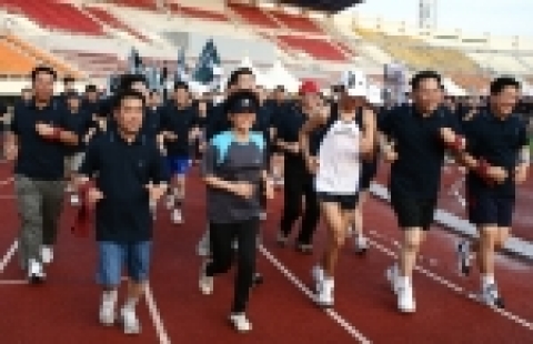 LG전자 DA사업본부장 이영하 부사장과 영화 '말아톤'주인공 배형진 군, 창원공장 노조지부장 등 임직원 5000여명이 창원종합운동장에서 5km 마라톤의 출발선을 
