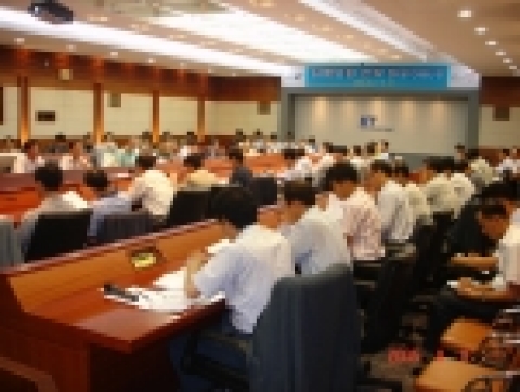 민영2기 KT 출범을 앞두고 56명의 임원전원이 참석한 가운데 원주연수원에서 임원들과 열띤 토론을 벌이고 있는 남중수 사장 내정자